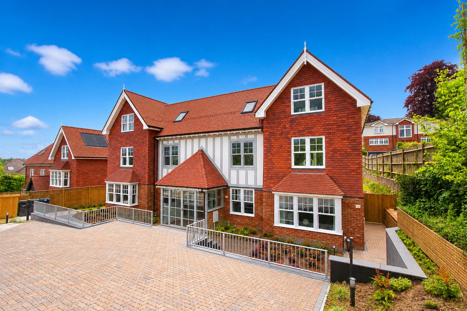 4 bed property in Hollymeoak Road, Chipstead